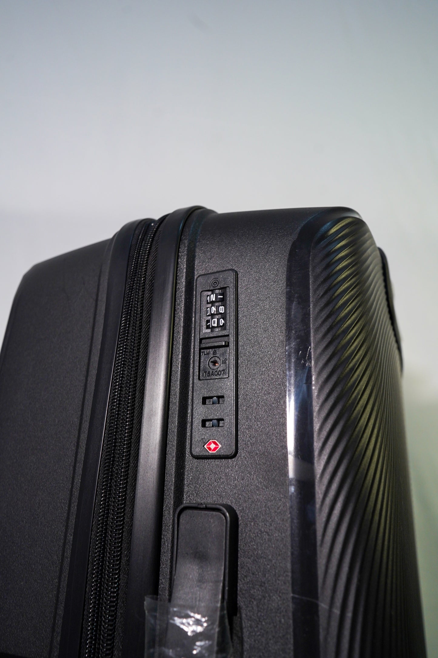 SUITCASE 24 INCH - BLACK
