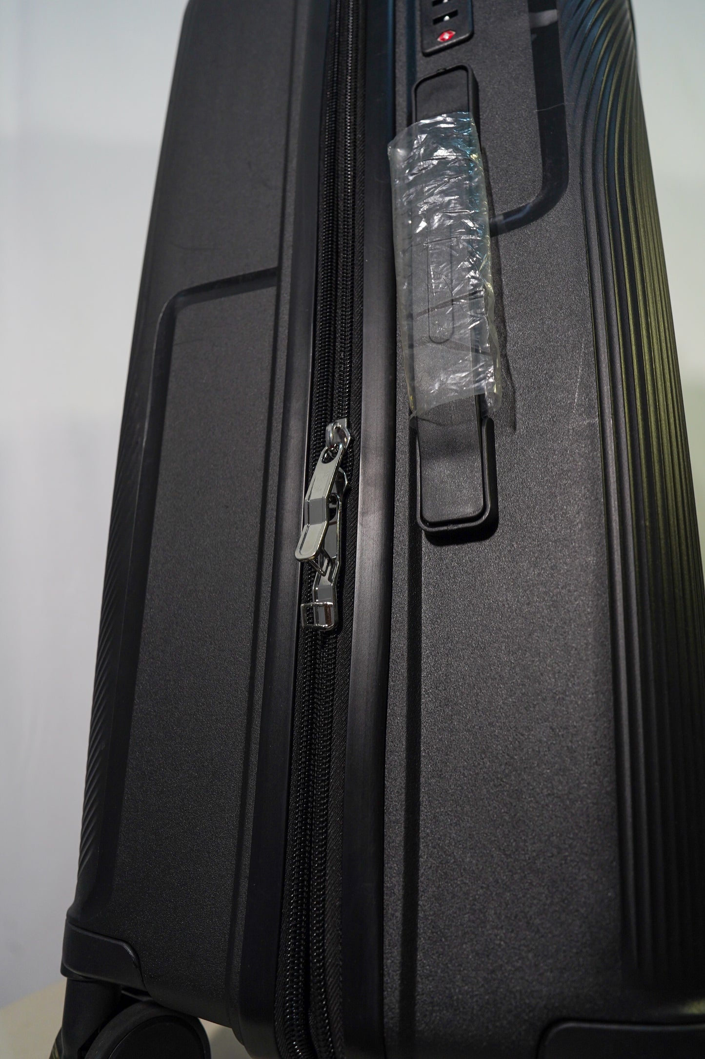 SUITCASE 24 INCH - BLACK