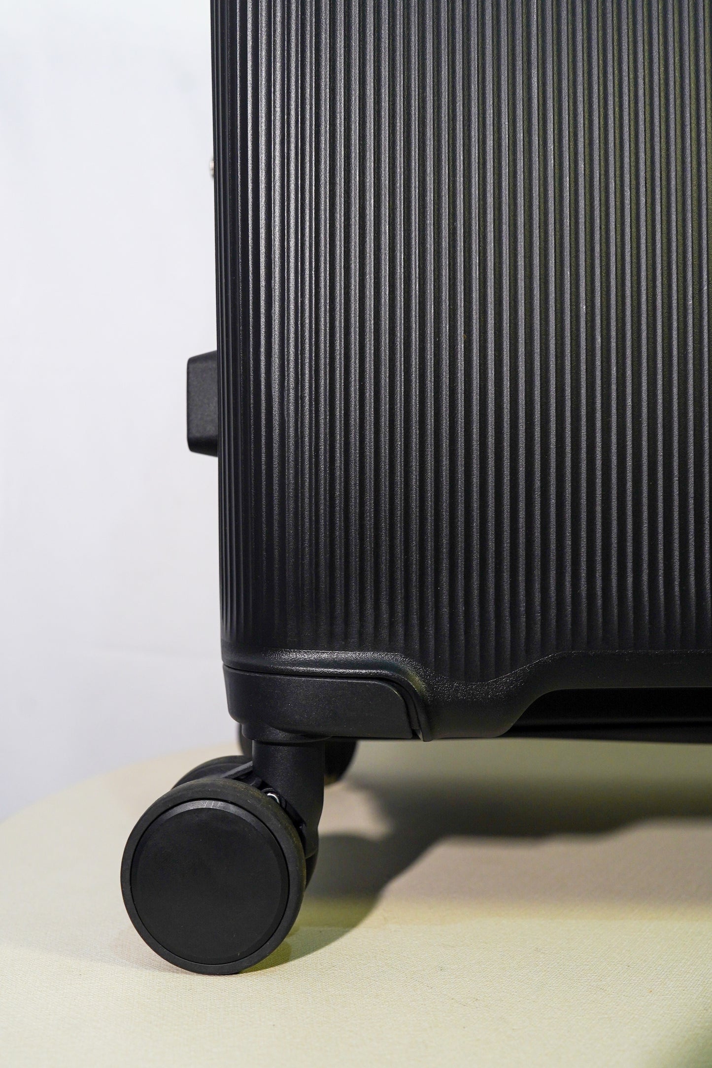 SUITCASE 24 INCH - BLACK